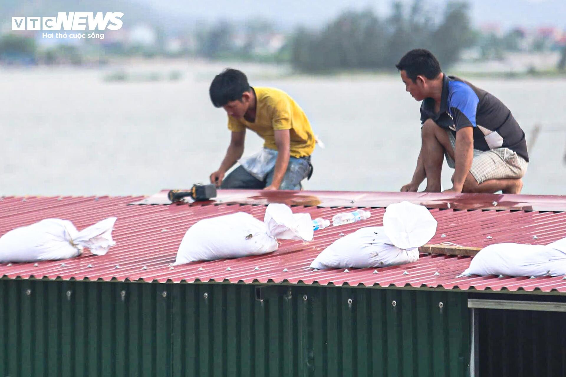 Người dân Hà Tĩnh chằng chống nhà cửa trước khi bão số 10 đổ bộ.