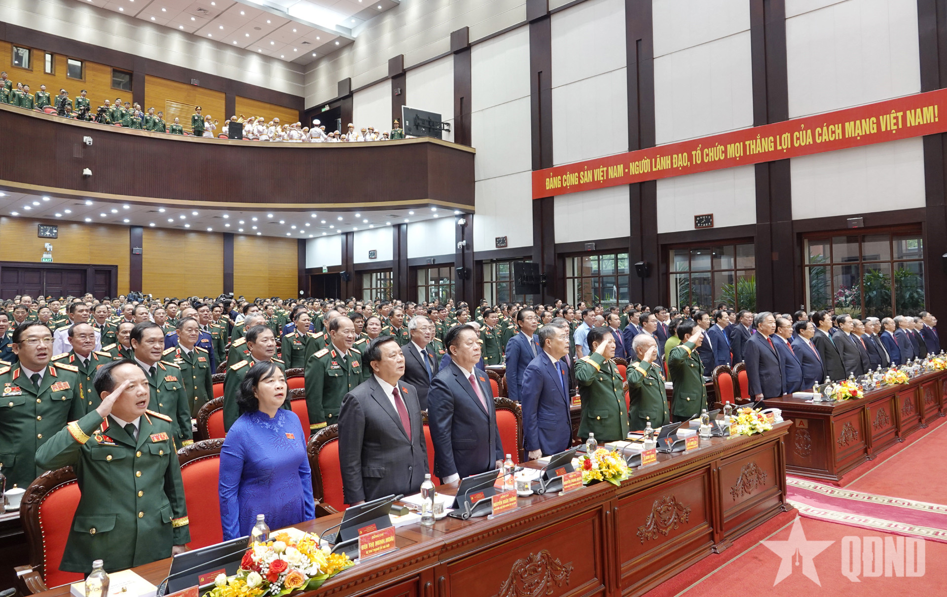 Các đại biểu dự đại hội thực hiện nghi thức chào cờ. (Ảnh: QĐND)