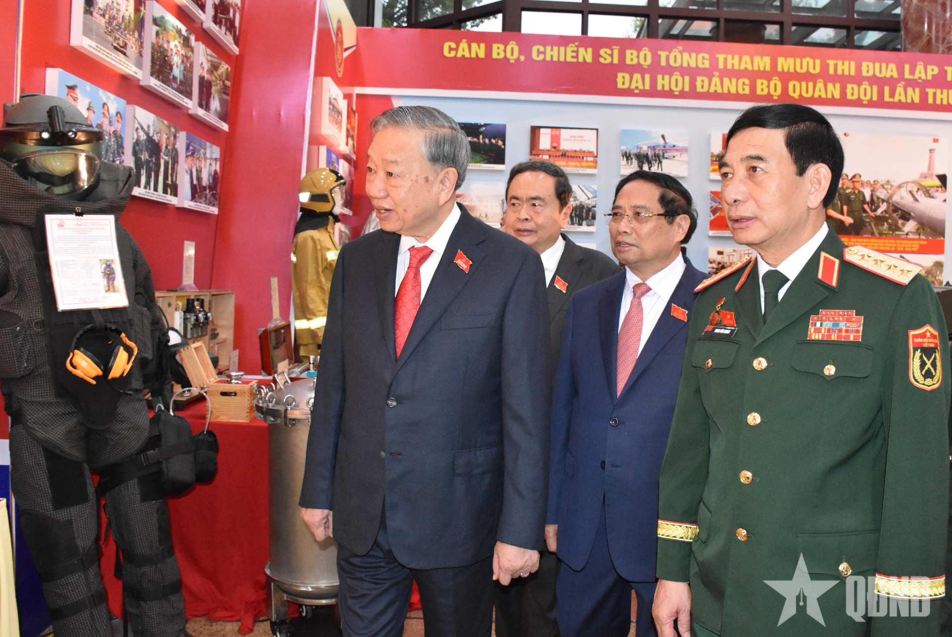 Tổng Bí thư Tô Lâm và các đại biểu tham quan gian trưng bày tại Đại hội. (Ảnh: QĐND)