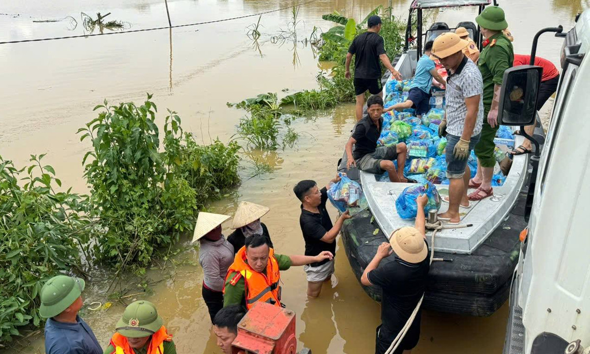 Lực lượng chức năng cấp phát nhu yếu phẩm cho các hộ dân bị ảnh hưởng nặng nề sau bão số 10 tại xã Nghĩa Hành, tỉnh Nghệ An.
