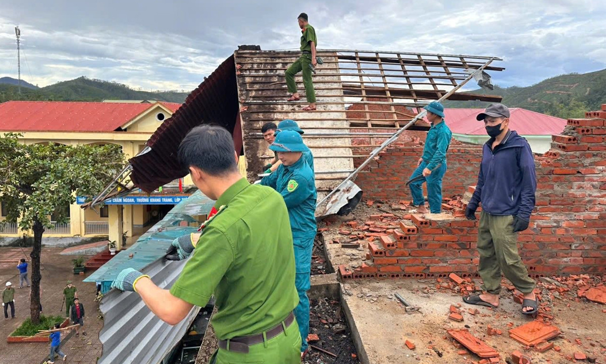 Lực lượng chức năng xã Thượng Đức, tỉnh Hà Tĩnh tổ chức dọn dẹp, khắc phục hậu quả mưa bão tại Trường Tiểu học Đức Liên.