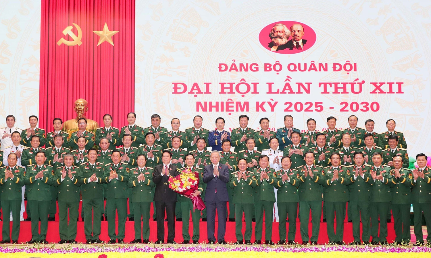 Tổng Bí thư Tô Lâm và Chủ tịch nước Lương Cường với các đại biểu được bầu tham dự Đại hội đại biểu toàn quốc lần thứ XIV của Đảng. (Ảnh: TTXVN)