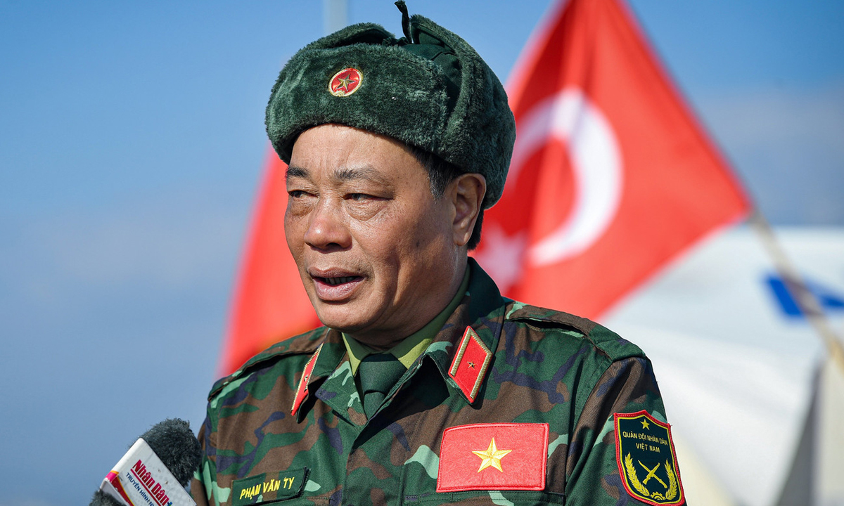 Generálmajor Pham Van Ty v Hatay v Turecku v únoru 2023. (Foto: Nhan Dan Newspaper)