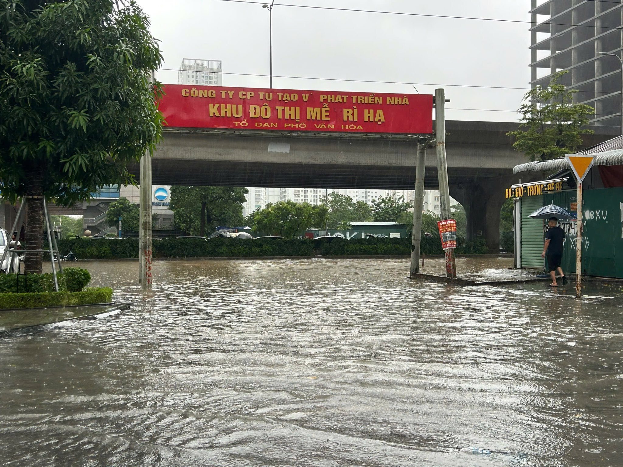 Lối vào khu đô thị Mễ Trì Hạ cũng ngập sâu. (Ảnh: Thanh Thảo)