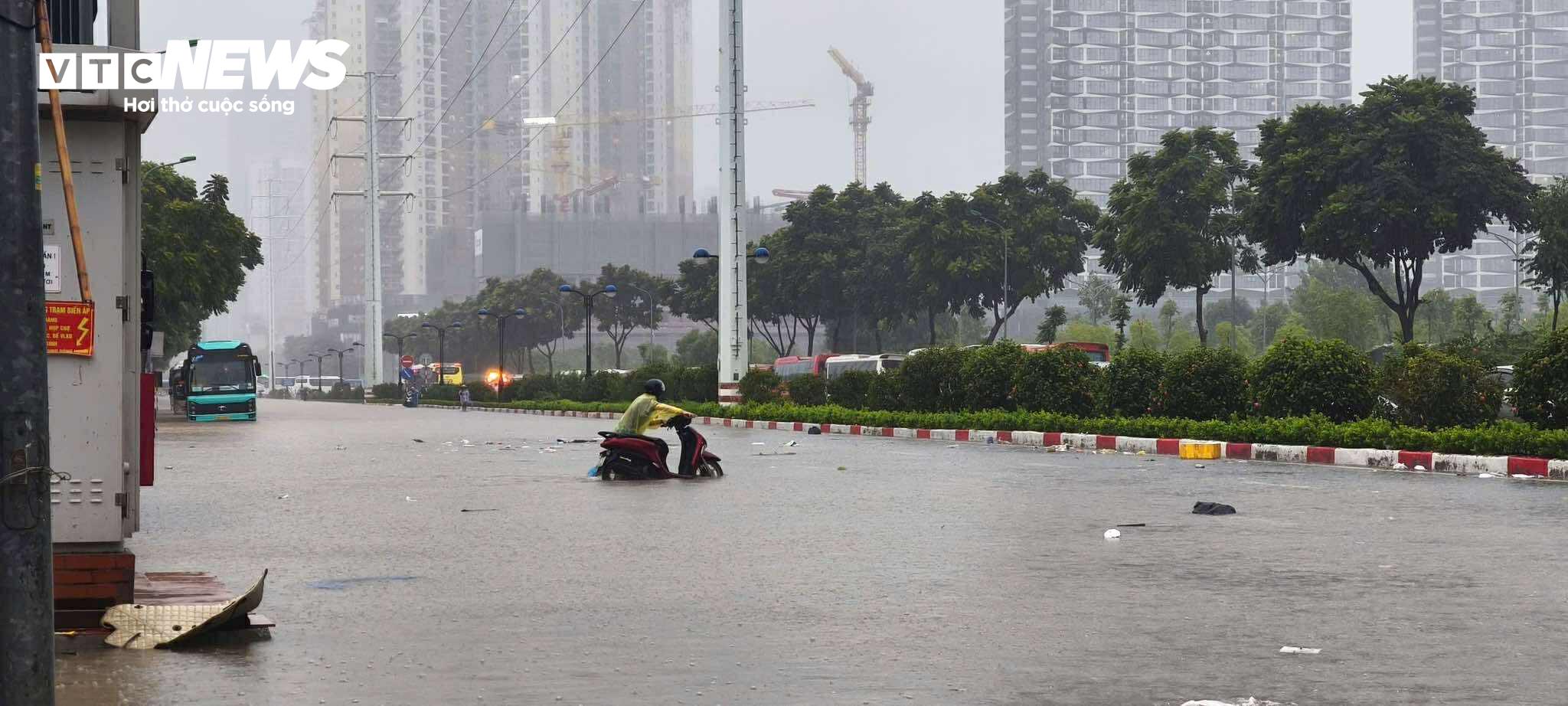 Mưa to kéo dài suốt đêm khiến đường Châu Văn Liêm ngập sâu, buộc người dân phải quay đầu về nhà.