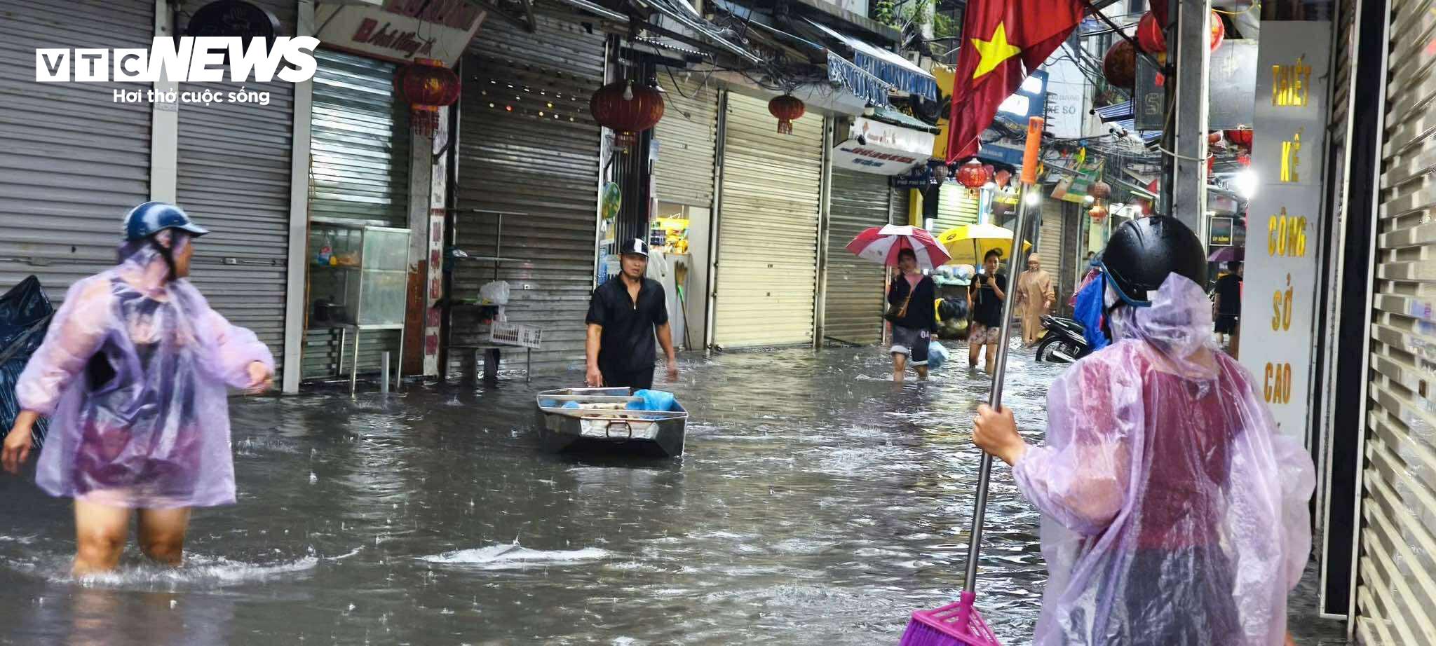 Đường Phú Đô ngập sâu đến đầu gối.