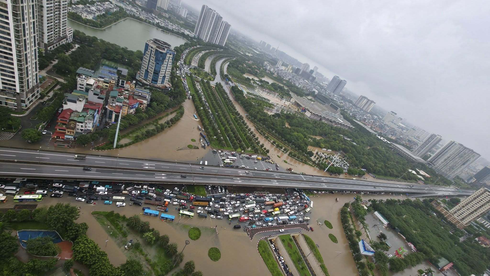 Ghi nhận lúc 8h30 tại nút giao Trần Duy Hưng - Đại Lộ Thăng Long - Khuất Duy Tiến, bốn bề ngập nước. (Ảnh: Phạm Ngọc Linh)