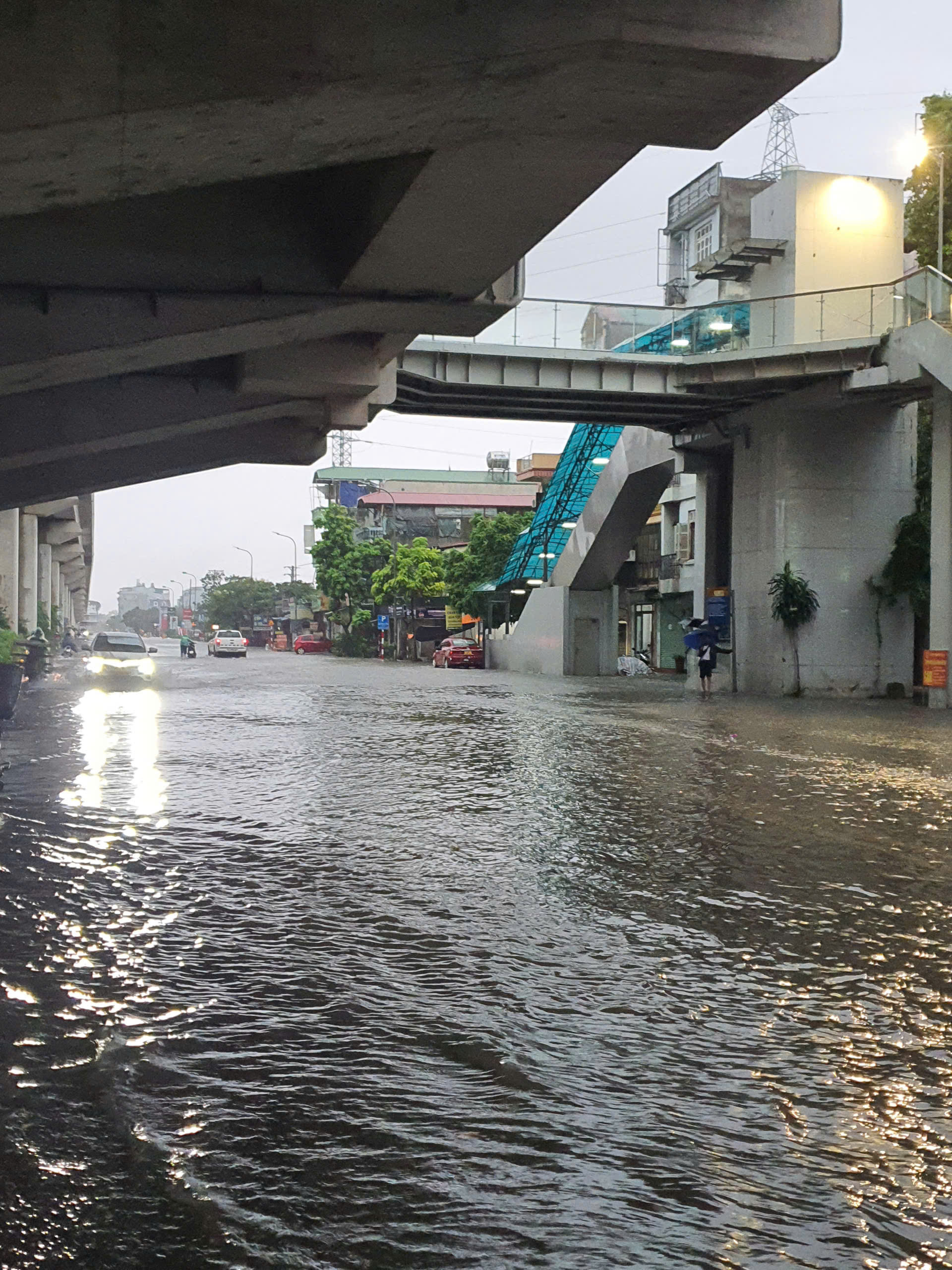 Nước ngập mênh mông tại khu vực Yên Nghĩa.