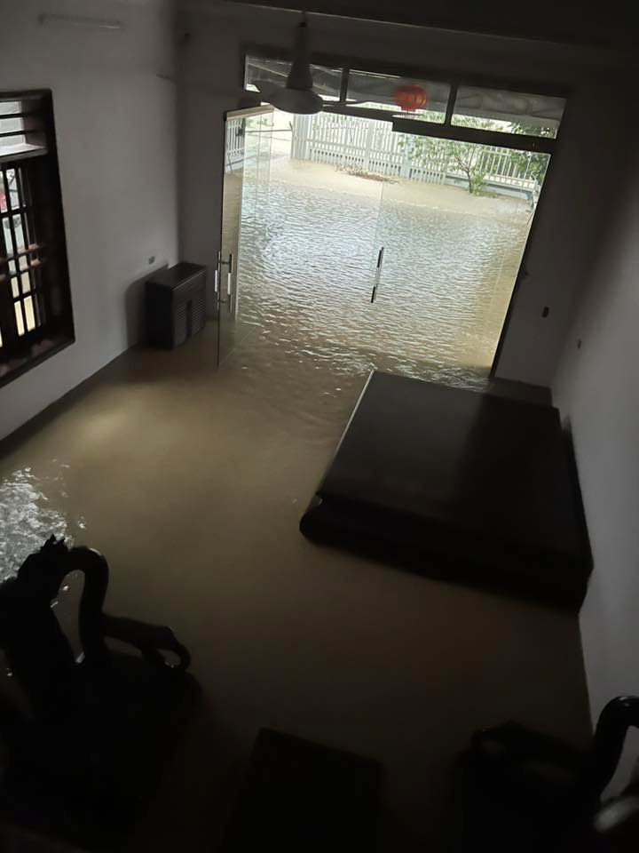 Nhiều gia đình nước tràn vào tầng 1.