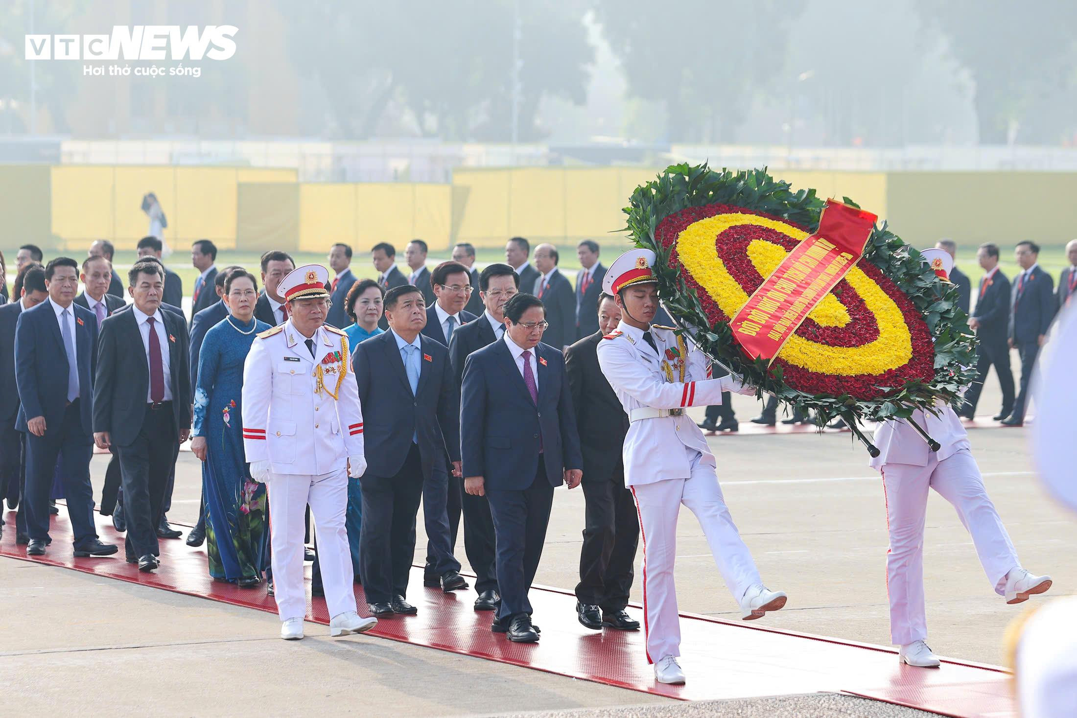 Bí thư Đảng ủy Chính phủ, Thủ tướng Phạm Minh Chính và Đoàn đại biểu dự Đại hội Đảng bộ Chính phủ vào Lăng viếng Chủ tịch Hồ Chí Minh.