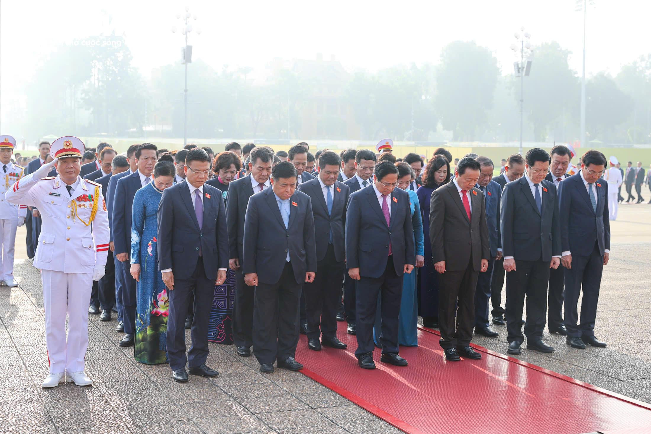 Đoàn đại biểu thành kính tưởng nhớ Chủ tịch Hồ Chí Minh.