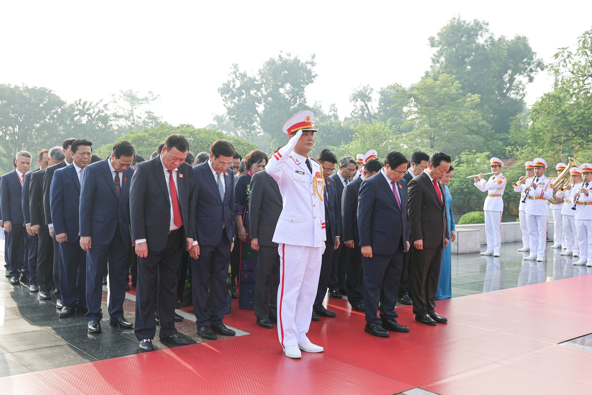 Các đại biểu tưởng niệm các Anh hùng Liệt sĩ.