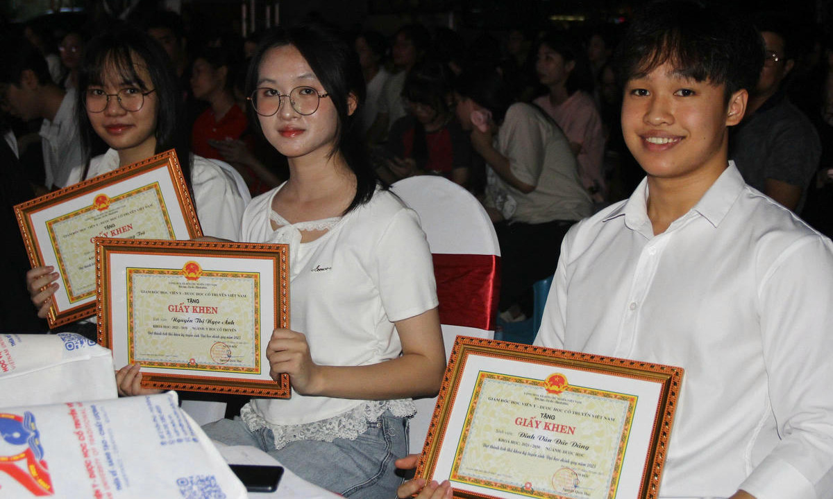 Ba thủ khoa đầu vào của ba ngành: Y khoa, Y học cổ truyền, Dược học.