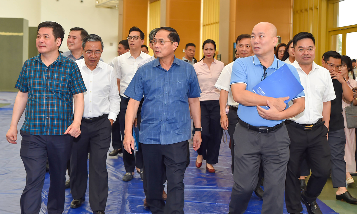 Phó Thủ tướng Bùi Thanh Sơn kiểm tra tiến độ Hội chợ.