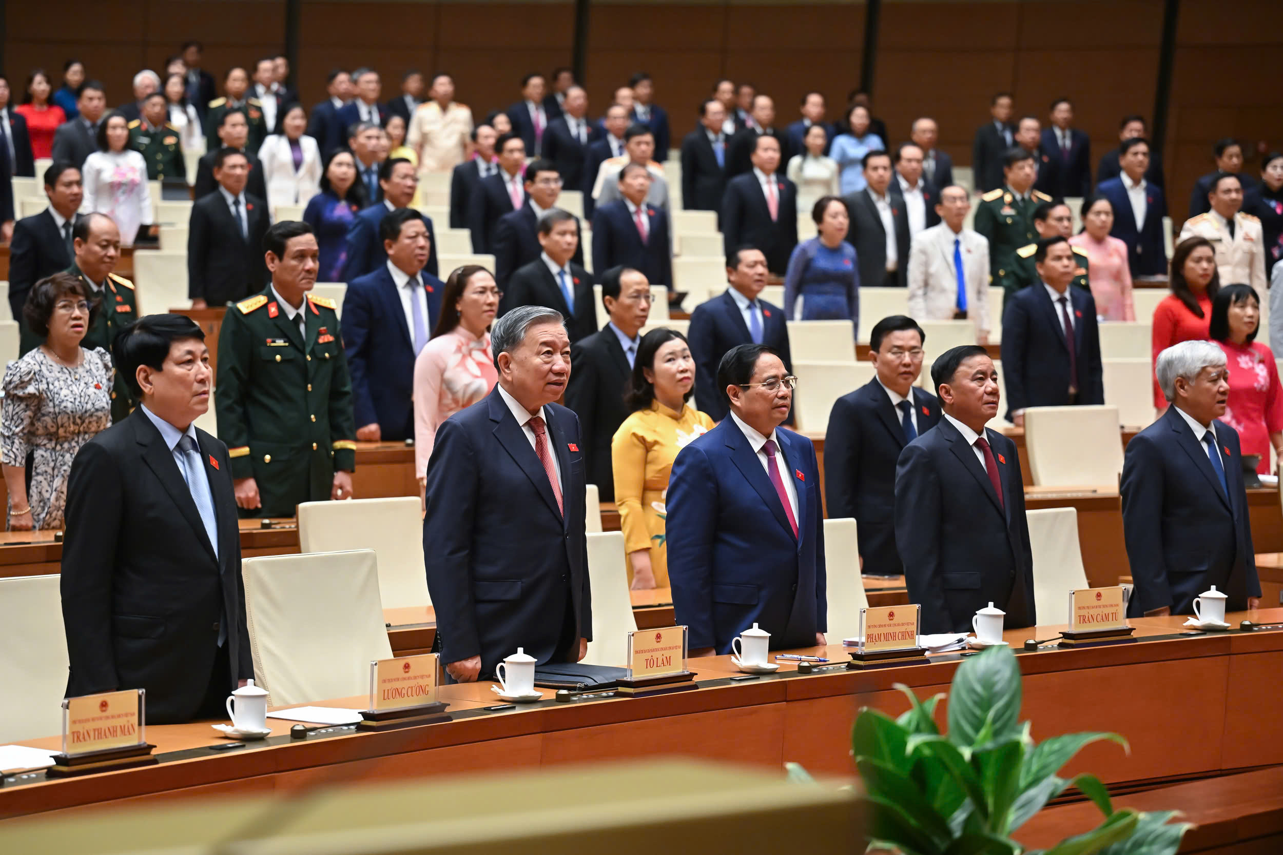 Tổng Bí thư Tô Lâm, Chủ tịch nước Lương Cường, Thủ tướng Phạm Minh Chính cùng lãnh đạo Đảng, Nhà nước và các đại biểu Quốc hội tại phiên bế mạc Kỳ họp thứ 9, Quốc hội khóa XV. (Ảnh: quochoi.vn)