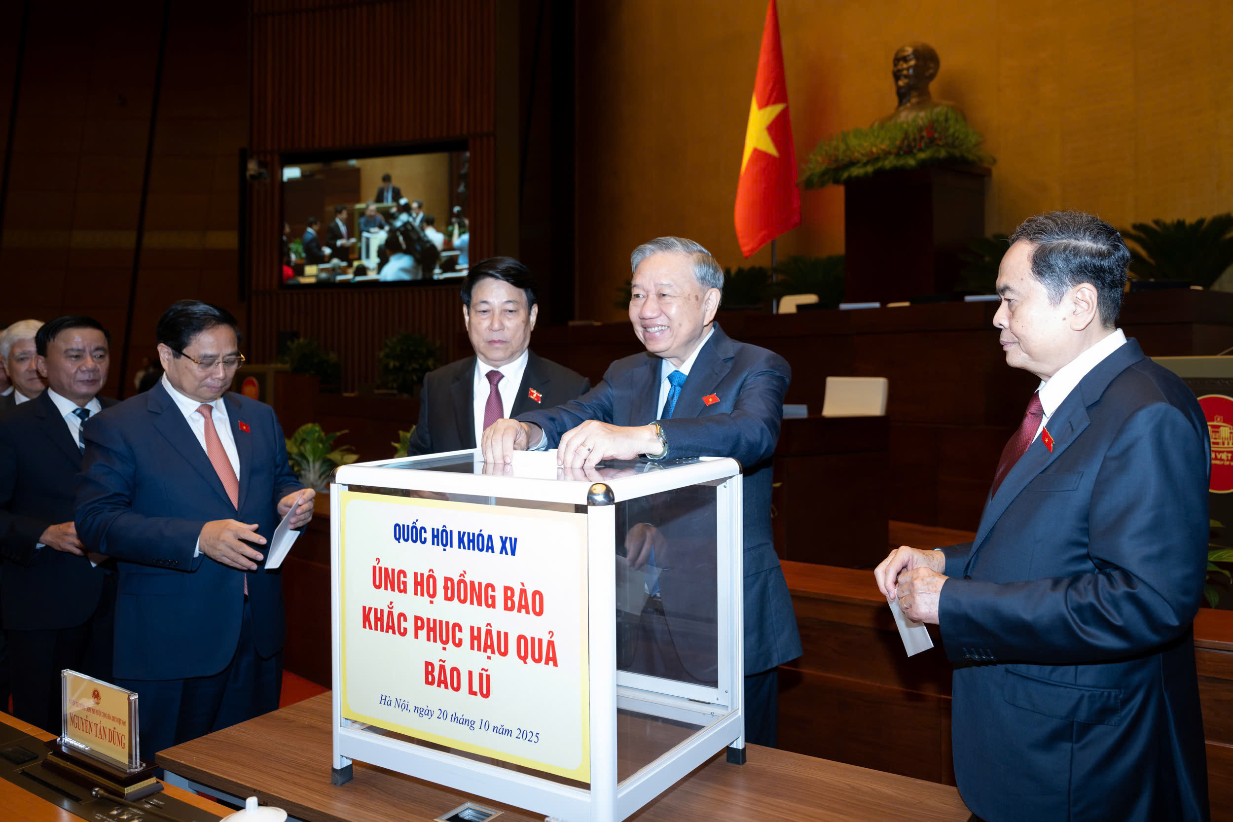 Tổng Bí thư Tô Lâm, Chủ tịch nước Lương Cường, Thủ tướng Phạm Minh Chính, Chủ tịch Quốc hội Trần Thanh Mẫn và đại biểu Quốc hội ủng hộ đồng bào khắc phục hậu quả bão lũ trước giờ khai mạc Kỳ họp thứ 10.