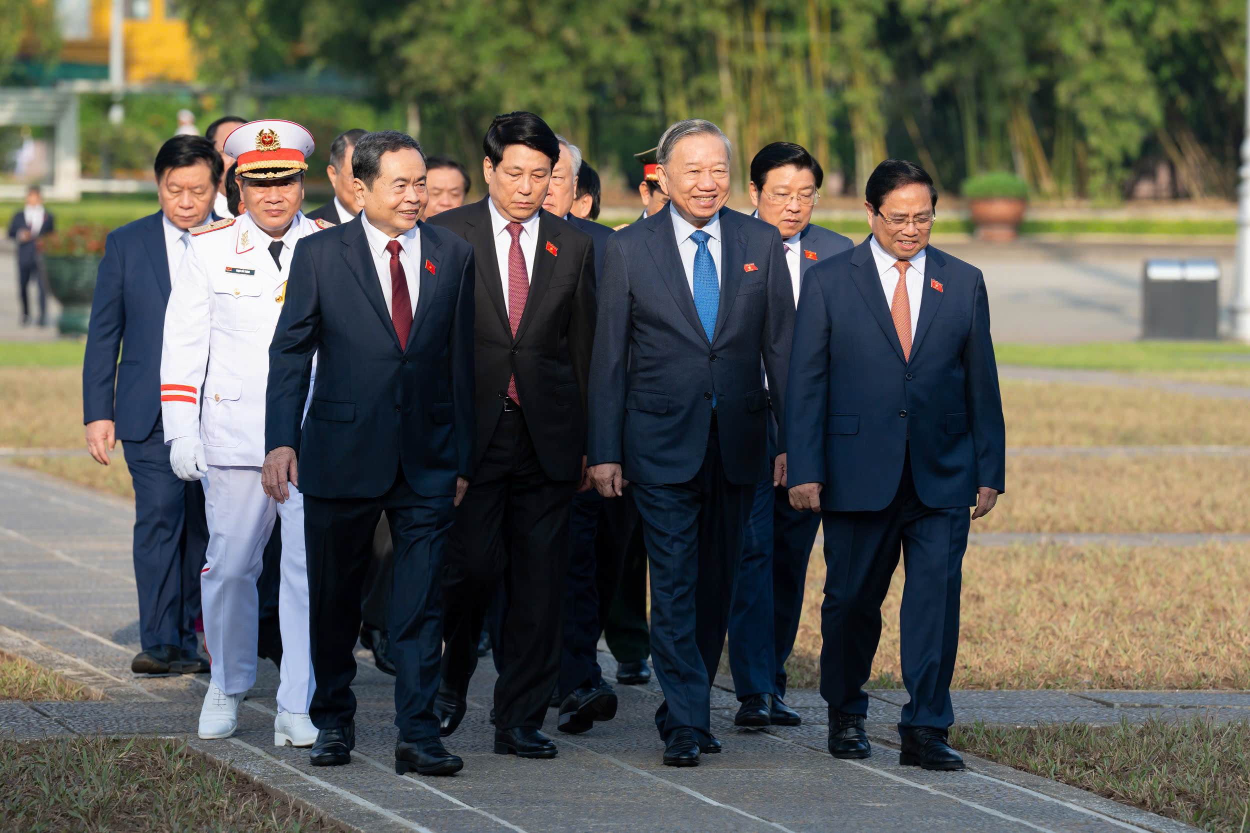 Parti- og statsledere før åpningen av den 10. sesjonen – den siste sesjonen i den 15. nasjonalforsamlingsperioden.