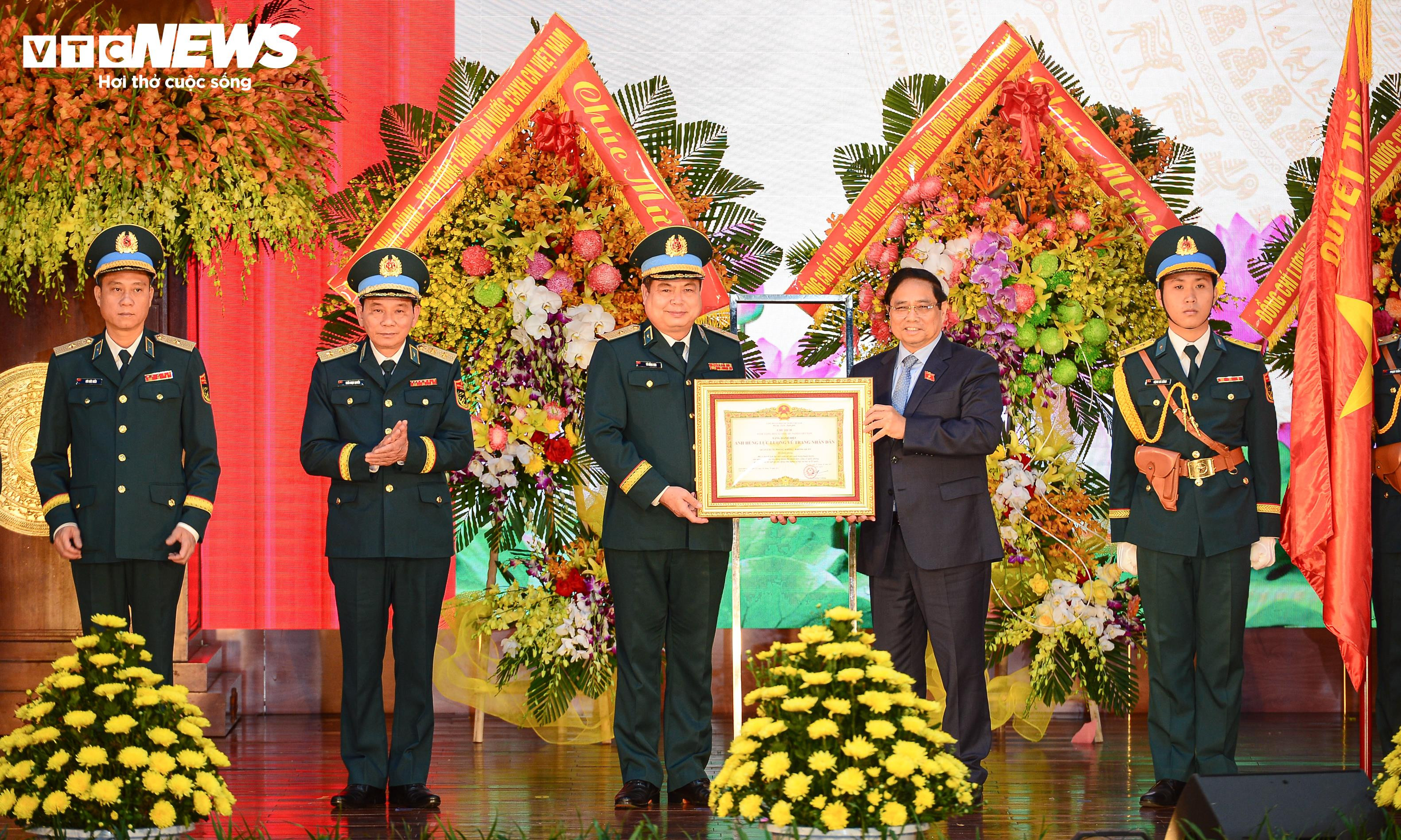 Thủ tướng Phạm Minh Chính trao danh hiệu Anh hùng lực lượng vũ trang Nhân dân cho Quân chủng Phòng không - Không quân. (Ảnh: Viên Minh)