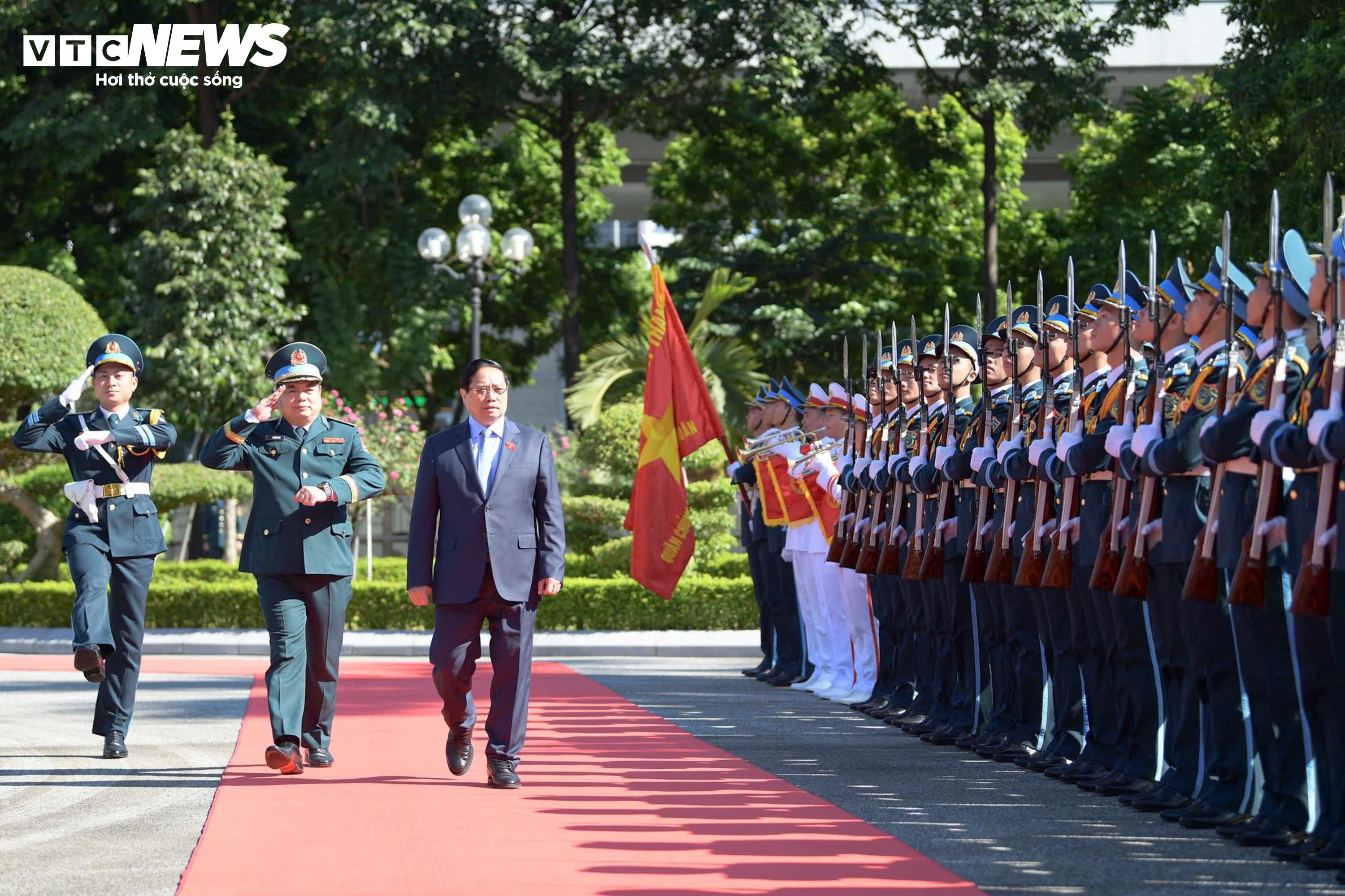 Thủ tướng Phạm Minh Chính duyệt đội danh dự Quân chủng Phòng không - Không quân. (Ảnh: Viên Minh)