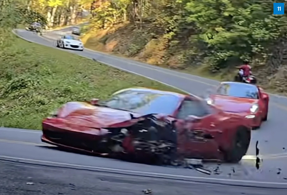 Siêu xe Ferrari nát như 'xà bần' khi va chạm với xe tải ở khúc cua khét tiếng