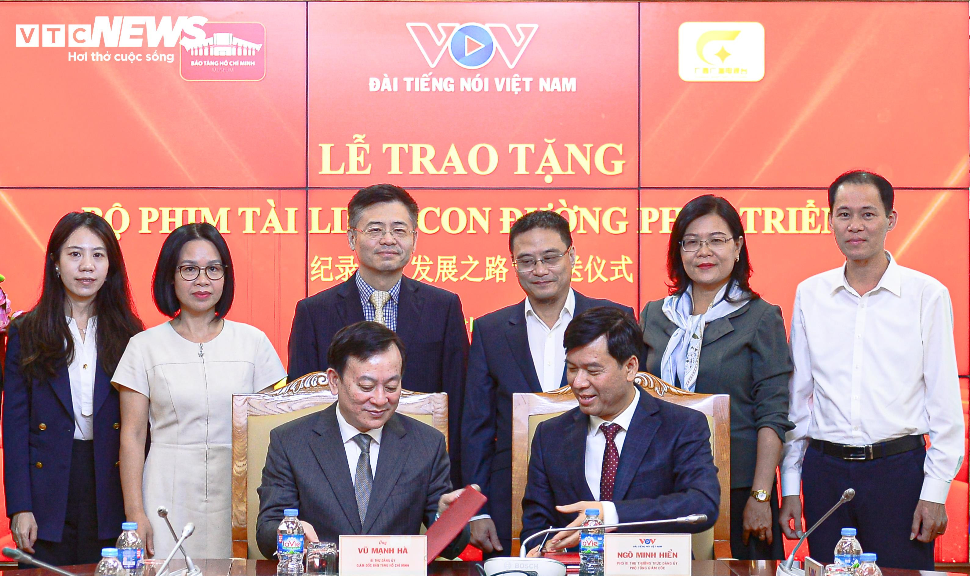 Ông Ngô Minh Hiển, Phó Tổng Giám đốc VOV và Tiến sĩ Vũ Mạnh Hà, Giám đốc Bảo tàng Hồ Chí Minh ký biên bản giao, nhận hiện vật. (Ảnh: Viên Minh)