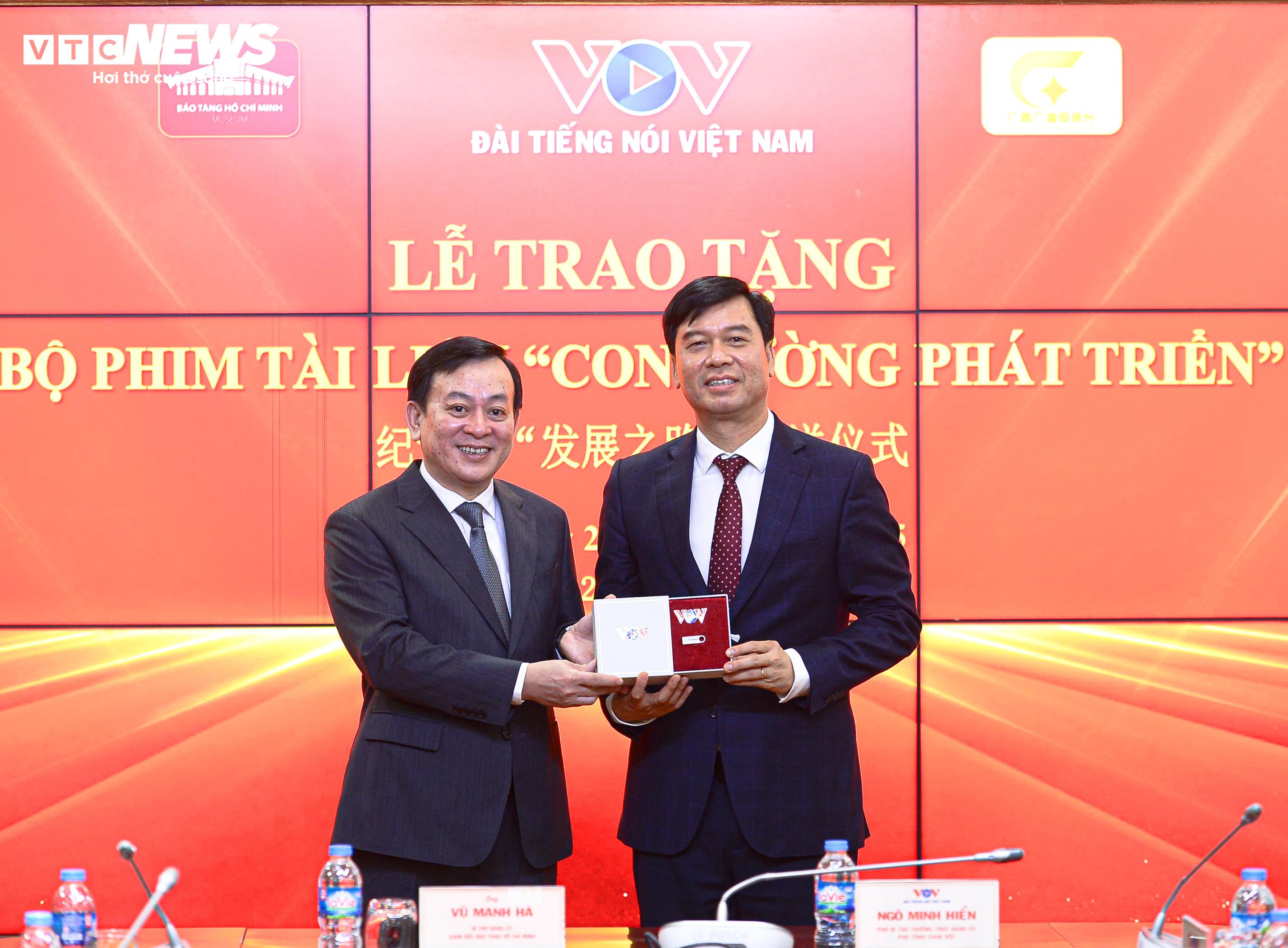 Ông Ngô Minh Hiển, Phó Tổng Giám đốc thay mặt Lãnh đạo Đài VOV trao bộ phim tài liệu “Con đường phát triển” cho Tiến sĩ Vũ Mạnh Hà, Giám đốc Bảo tảng Hồ Chí Minh. (Ảnh: Viên Minh)