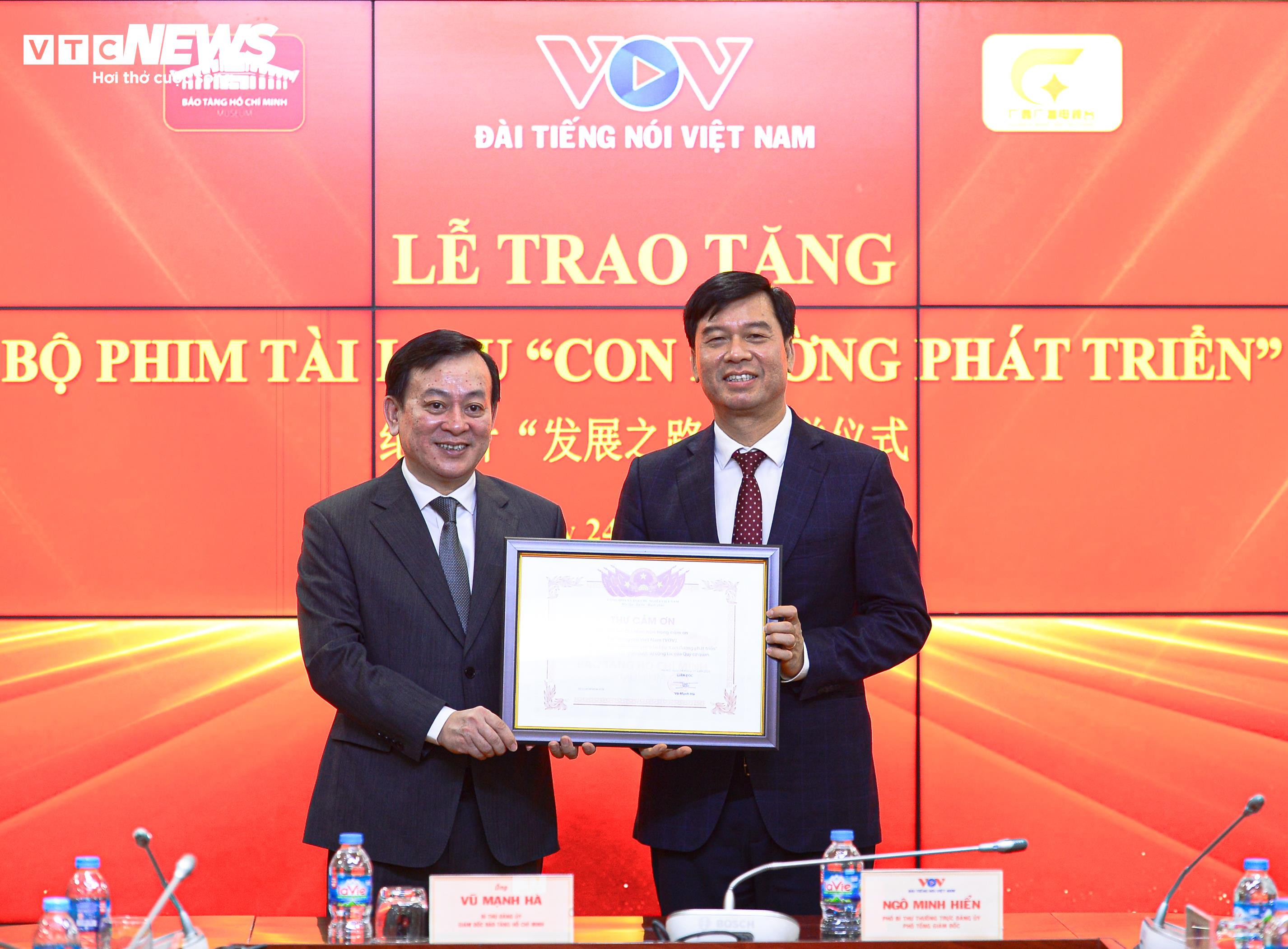 Tiến sĩ Vũ Mạnh Hà, thay mặt cho Lãnh đạo Bảo tảng Hồ Chí Minh gửi thư cảm ơn và món quà lưu niệm tới lãnh đạo Đài Tiếng nói Việt Nam. (Ảnh: Viên Minh)