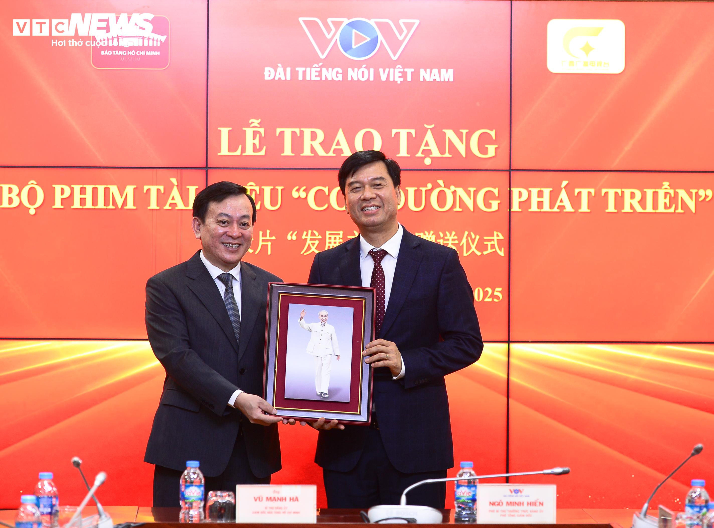VOV trao tặng Bảo tàng Hồ Chí Minh phim tài liệu 'Con đường phát triển' - 9