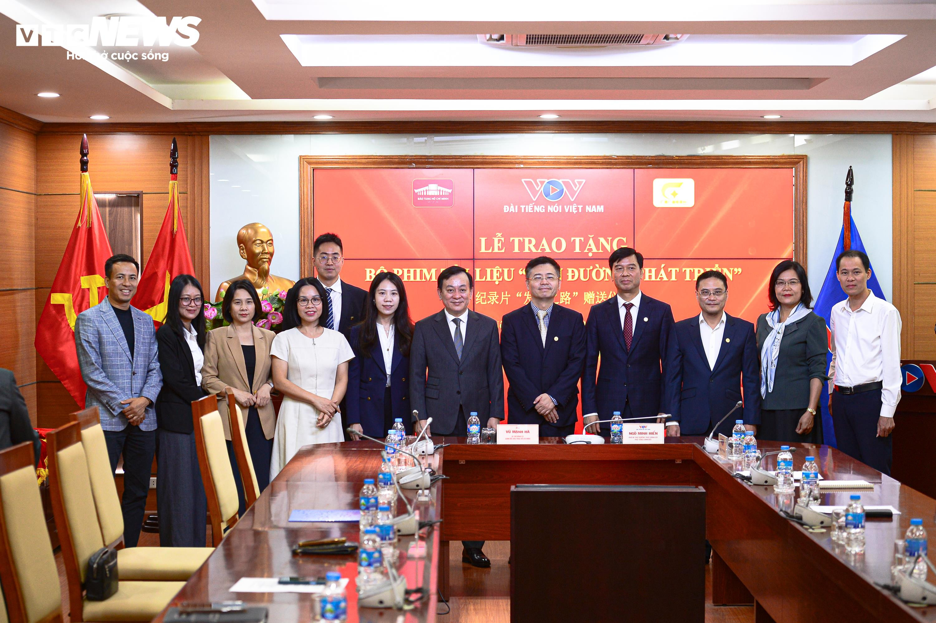 Các đại biểu chụp ảnh lưu niệm tại buổi lễ. (Ảnh: Viên Minh)