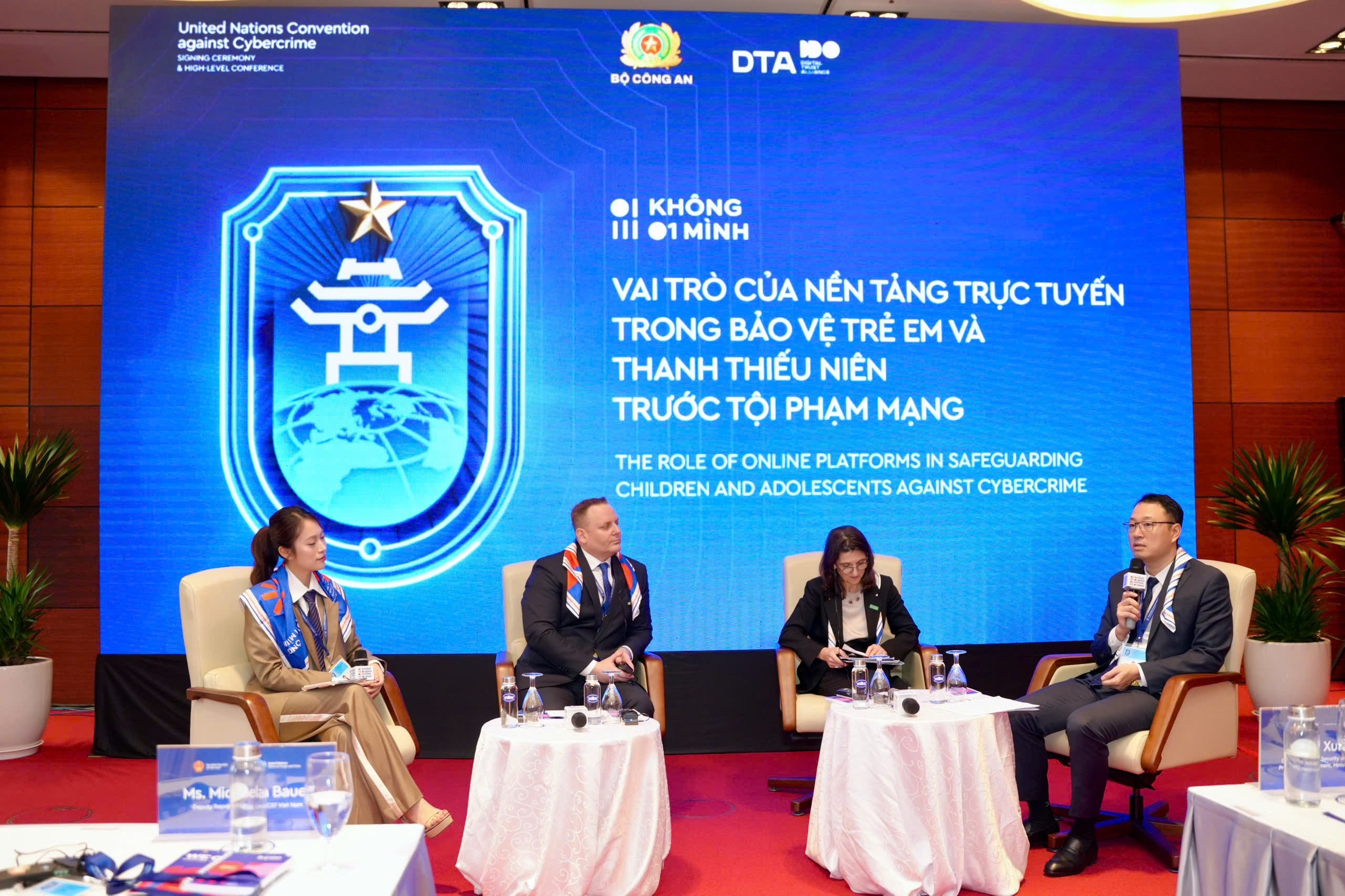 Tọa đàm bên lề với chủ đề “Vai trò của nền tảng trực tuyến trong bảo vệ trẻ em và thanh thiếu niên trước tội phạm mạng”.