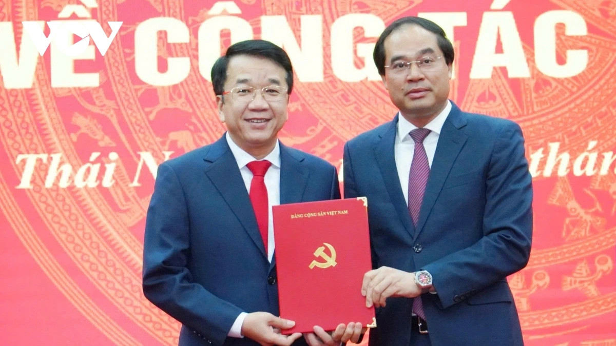 Bí thư Tỉnh ủy Thái Nguyên Trịnh Xuân Trường (bên phải) trao quyết định cho ông Nguyễn Thanh Bình.