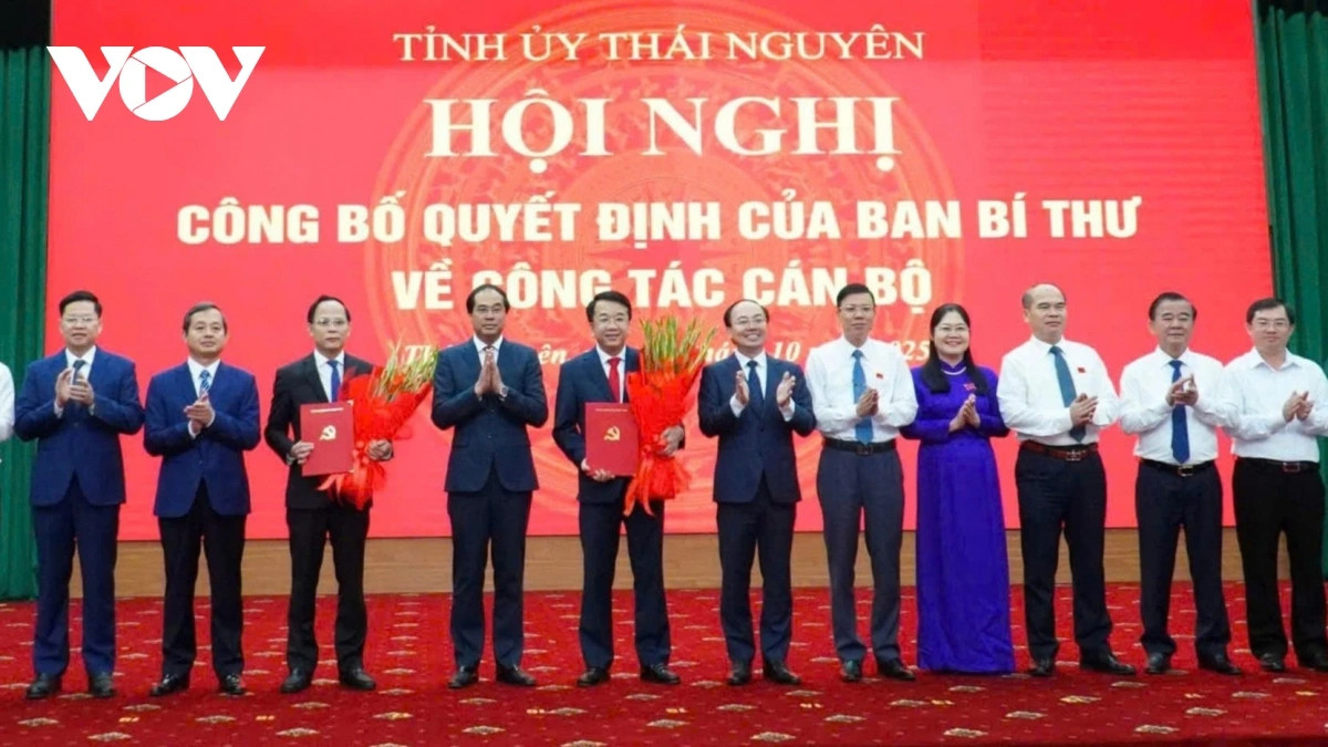 Trao quyết định cho các cán bộ được chuẩn y.