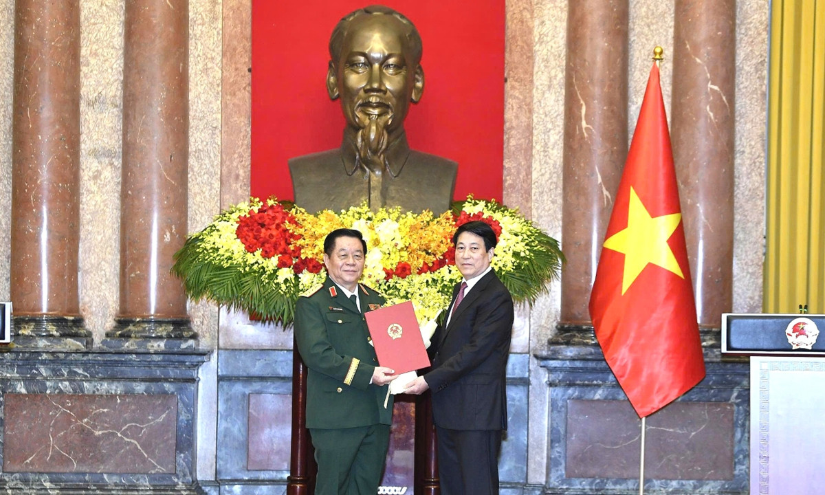 Chủ tịch nước Lương Cường trao quyết định bổ nhiệm chức vụ Chủ nhiệm Tổng cục Chính trị Quân đội Nhân dân Việt Nam và trao quyết định thăng quân hàm cấp Đại tướng đối với ông Nguyễn Trọng Nghĩa. (Ảnh: QĐND)