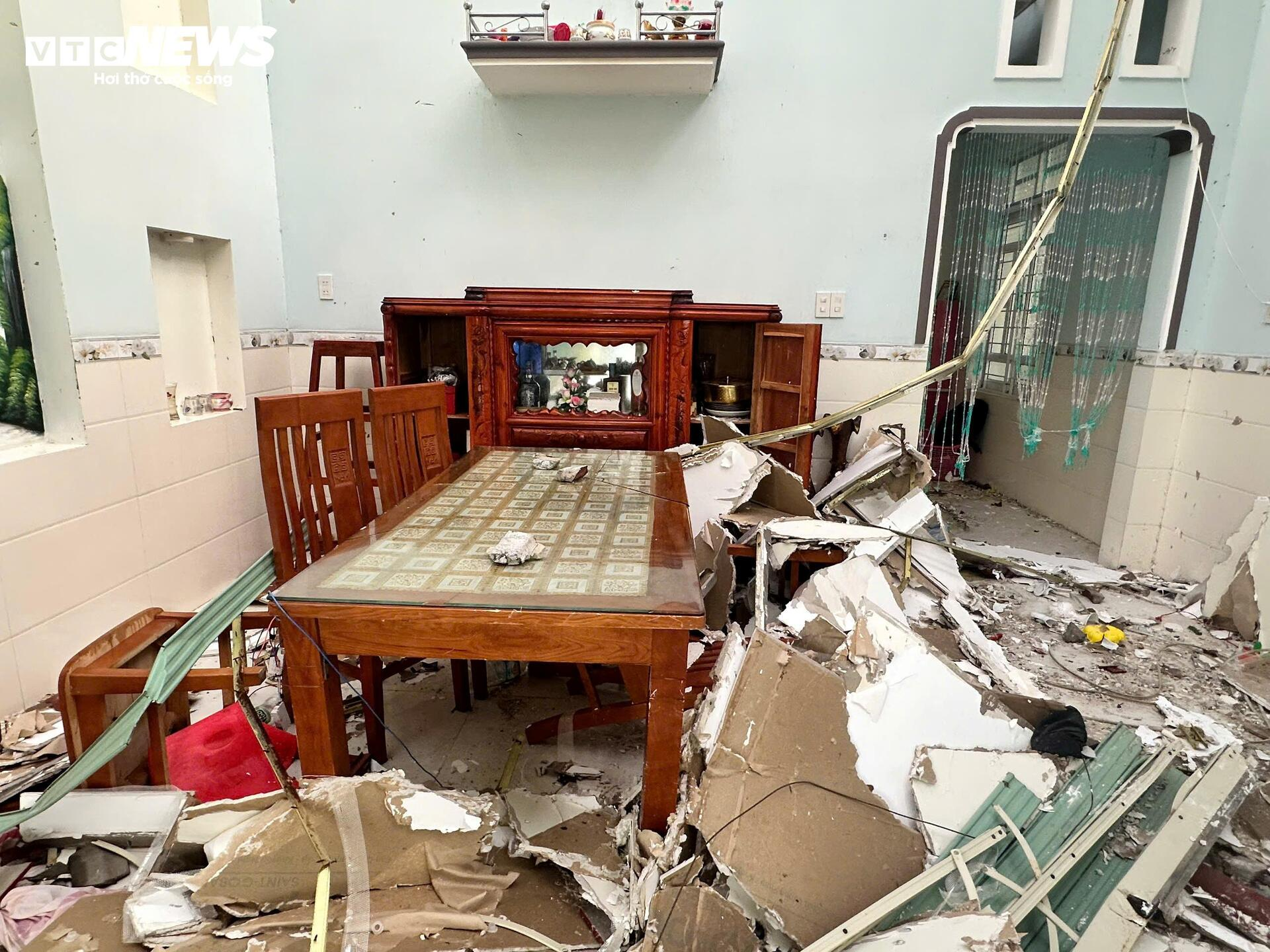 Nhiều căn nhà tại Đắk Lắk sập mái hoàn toàn, hư hỏng nhiều tài sản.