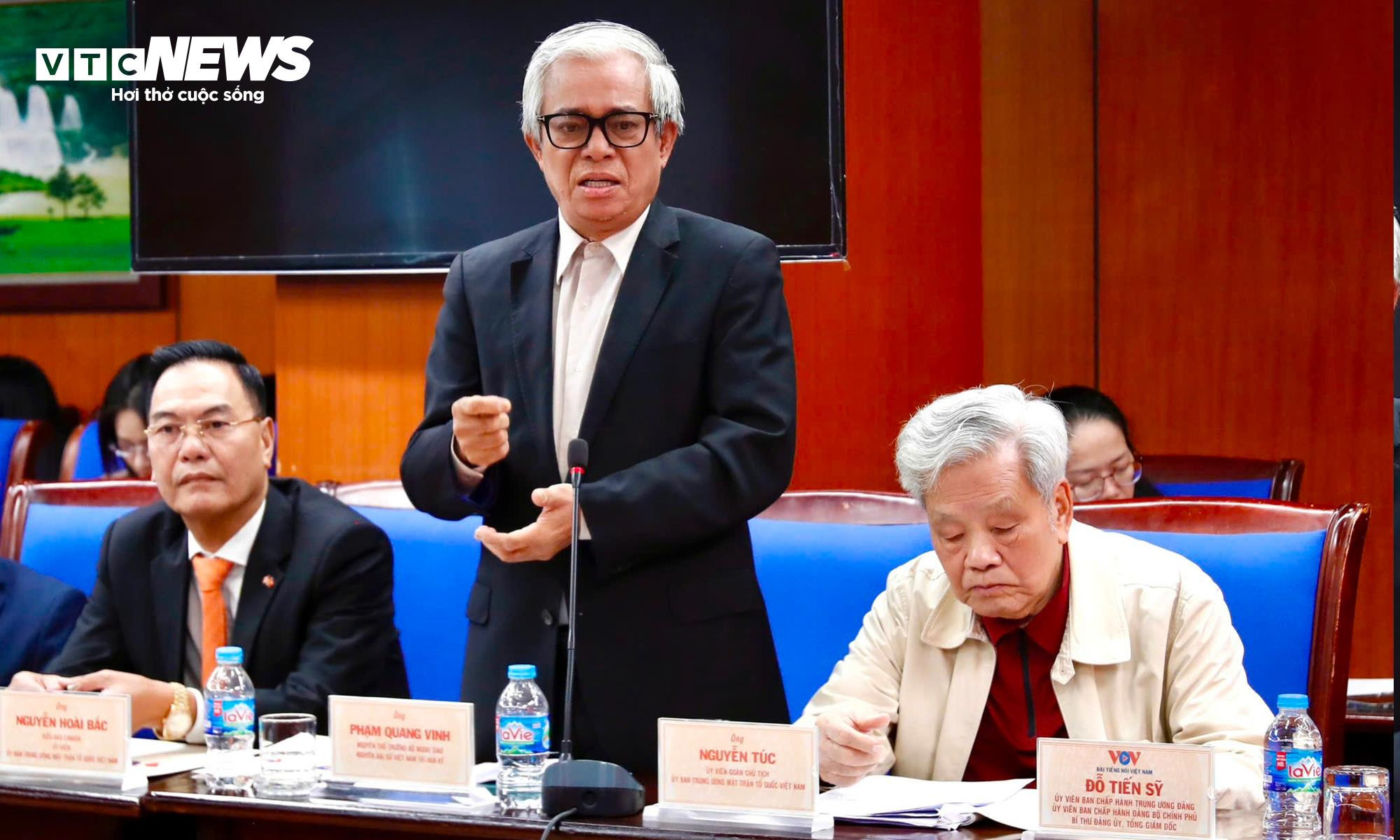 Nguyên Thứ trưởng Bộ Ngoại giao Phạm Quang Vinh trình bày tham luận tại hội nghị. (Ảnh: Minh Đức)