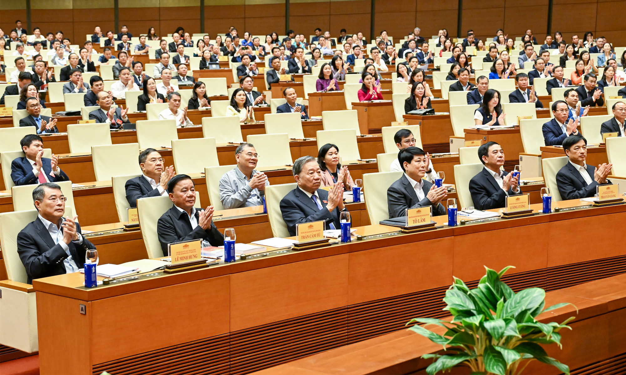 Generalsekreterare To Lam, president Luong Cuong, sekretariatets ständige medlem Tran Cam Tu och delegater som deltar i konferensen. (Foto: Duy Linh)