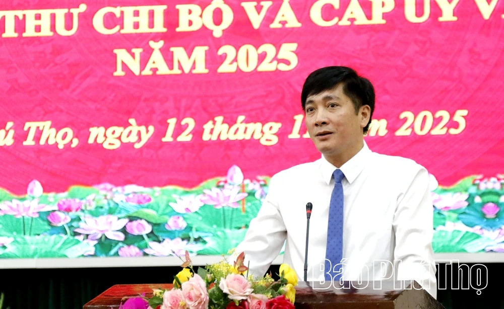 Phó Bí thư Thường trực Đảng ủy phường Việt Trì Nguyễn Hùng Cường phát biểu tại lớp bồi dưỡng.