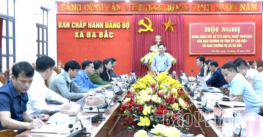 Lãnh đạo xã Đà Bắc họp chỉ đạo công tác giải phóng mặt bằng các dự án trọng điểm. (Ảnh: Báo Phú Thọ)