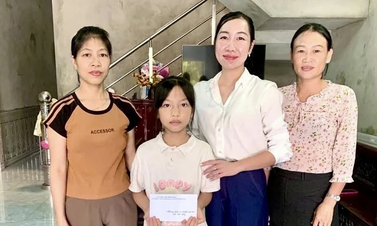 Bà Nguyễn Thị Thanh Mai - Chủ tịch Hội Liên hiệp Phụ nữ xã Chí Tiên nhận là "Mẹ đỡ đầu" cho một em học sinh tại xã Thanh Hà cũ. (Ảnh: Báo Phú Thọ)