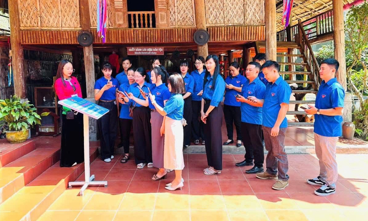 Đoàn phường Thống Nhất tổ chức tập huấn Nâng cao năng lực số cho cán bộ Đoàn cơ sở và ra mắt công trình thanh niên "Tài liệu song ngữ Anh - Việt giới thiệu Bảo tàng Di sản Văn hóa Mường". (Ảnh: Tỉnh Đoàn Phú Thọ)