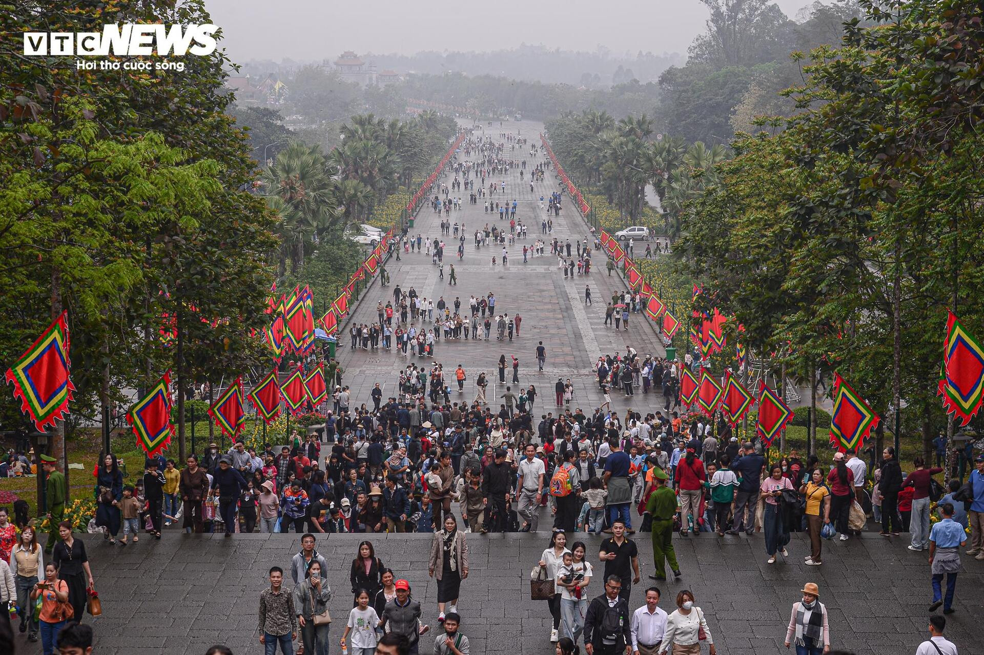 Hàng vạn du khách thập phương đã nườm nượp đổ về Đền Hùng (tỉnh Phú Thọ).