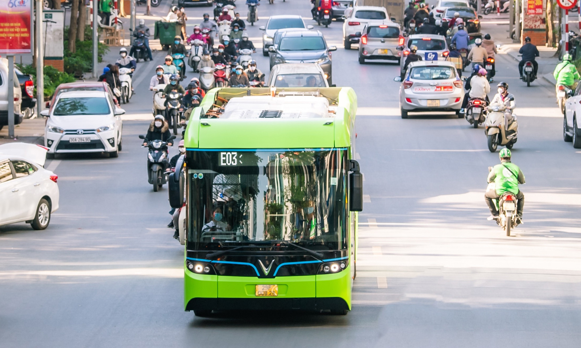 Xe buýt điện chạy trên đường phố Hà Nội.