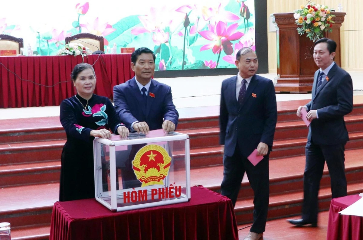 Đại biểu bỏ phiếu bầu Chủ tịch UBND tỉnh Lai Châu.