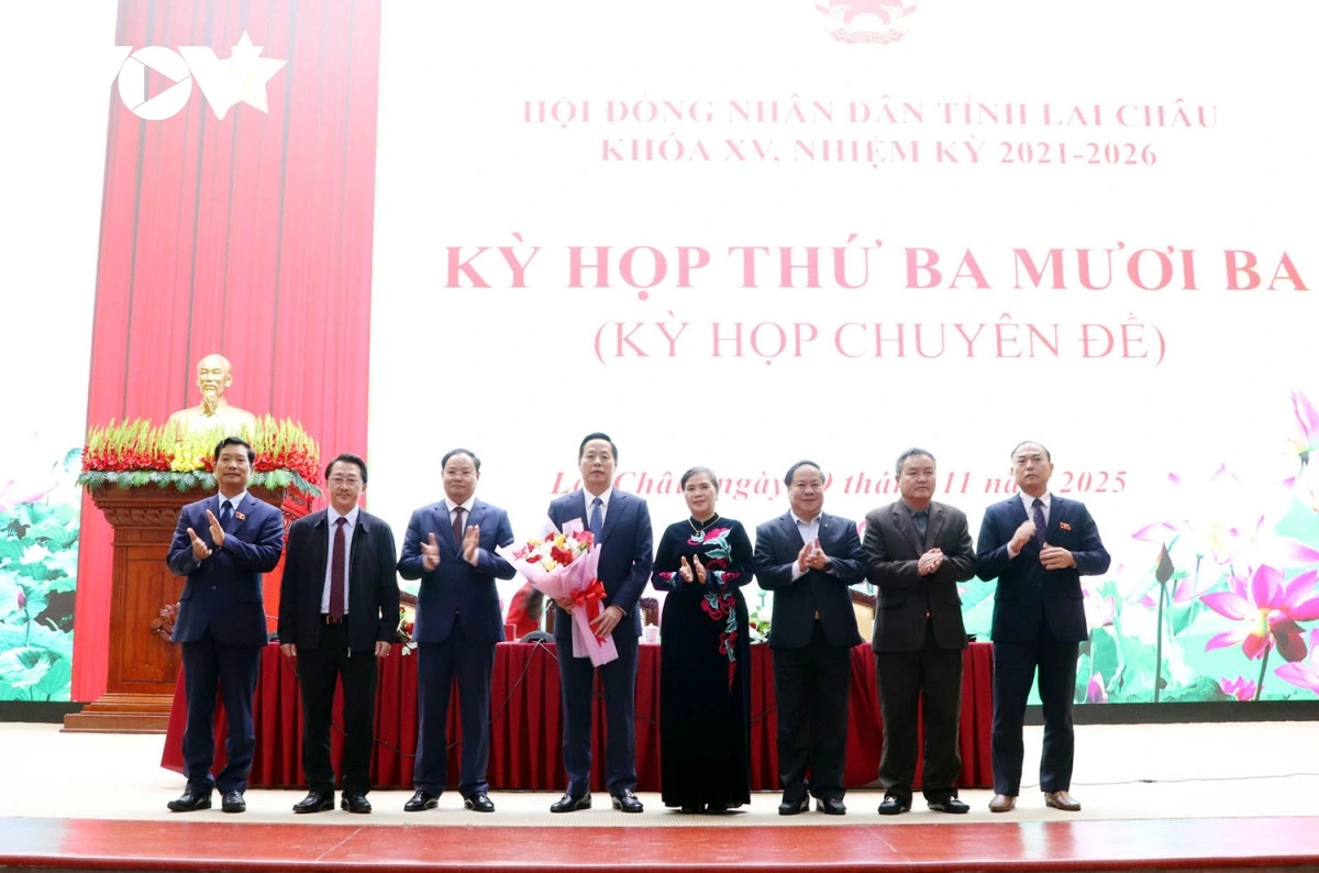 Lãnh đạo tỉnh Lai Châu chúc mừng tân Chủ tịch UBND tỉnh Hà Quang Trung.