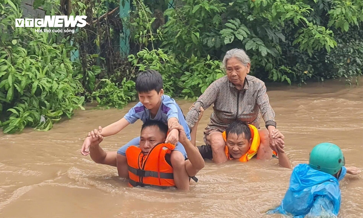 Lực lượng chức năng hỗ trợ người dân sơ tán.