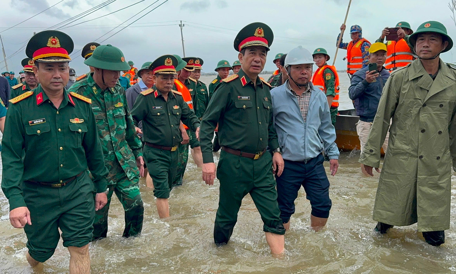 Đại tướng Phan Văn Giang đi thăm bà con vùng lũ thôn Lạc Điền, xã Tuy Phước Đông, tỉnh Gia Lai.