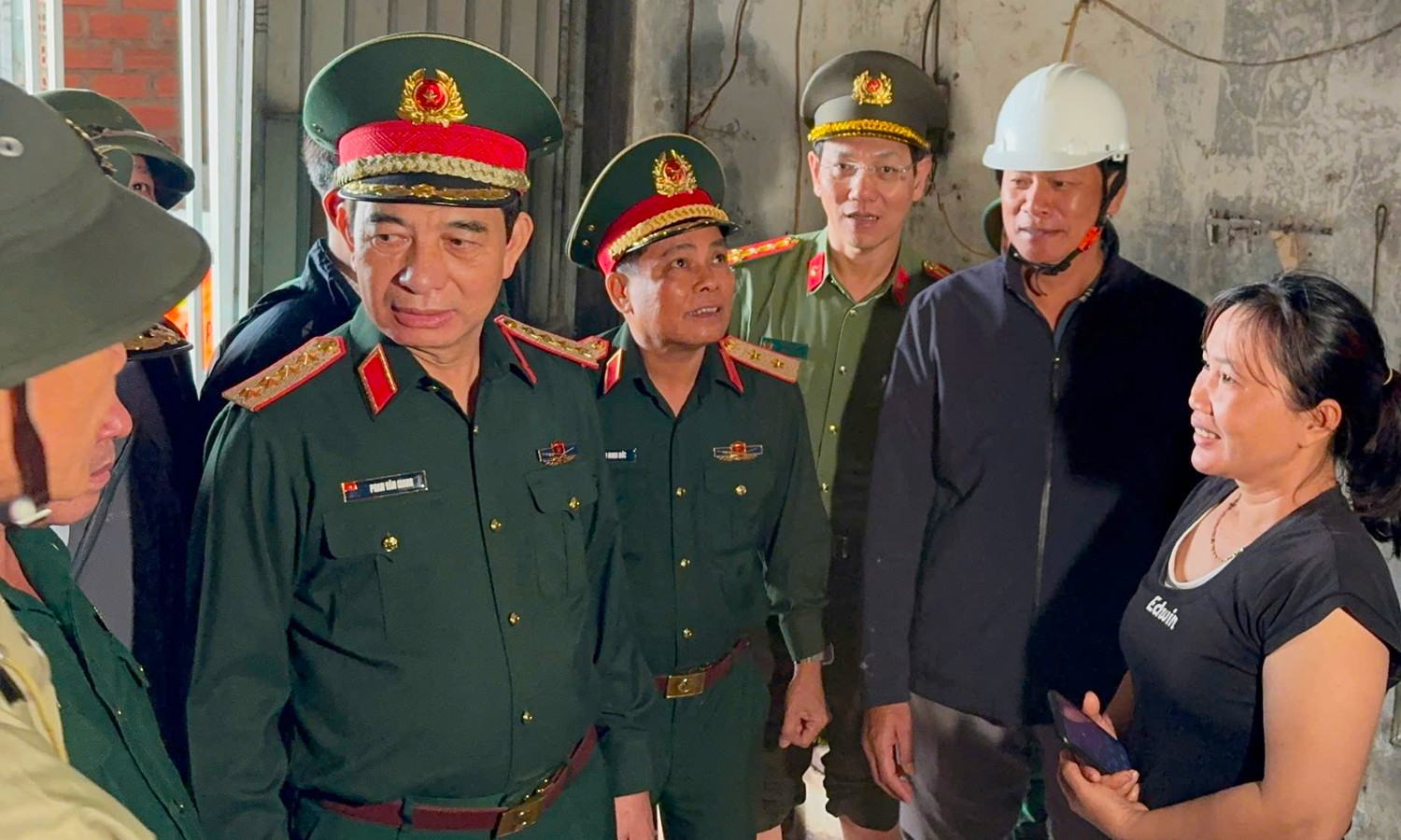 Đại tướng Phan Văn Giang trò chuyện, chia sẻ khó khăn với chính quyền và bà con thôn Huỳnh Mai (xã Tuy Phước).