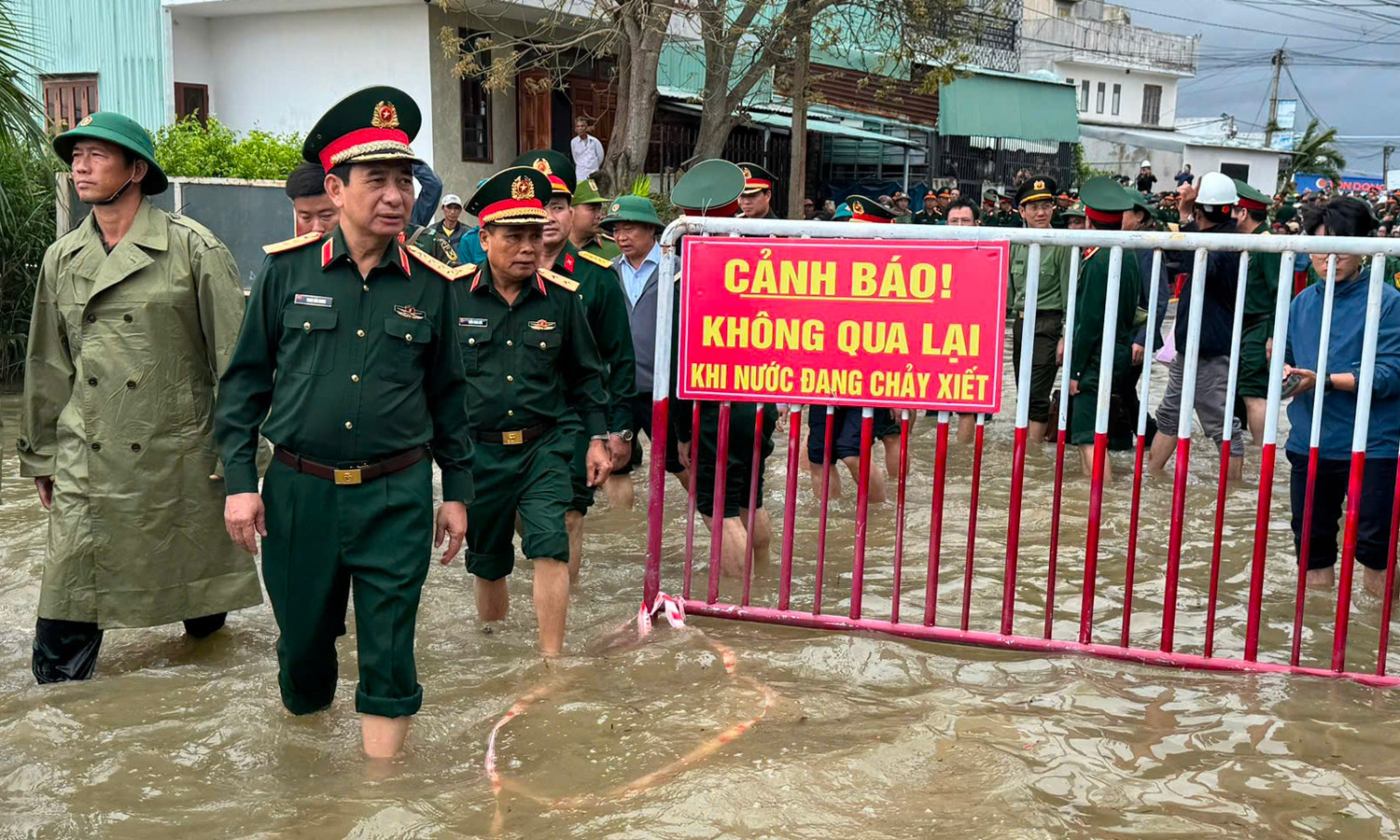 Đại tướng Phan Văn Giang thăm hỏi bà con vùng rốn lũ Gia Lai.