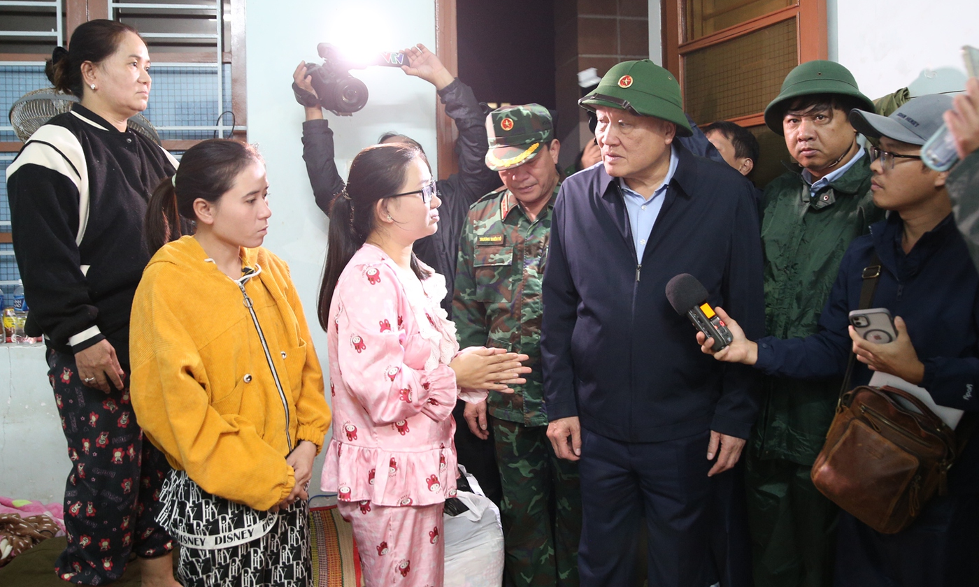 Phó Thủ tướng Thường trực Chính phủ Nguyễn Hòa Bình thăm hỏi, động viên người dân bị ảnh hưởng do mưa lũ. (Ảnh: VGP)