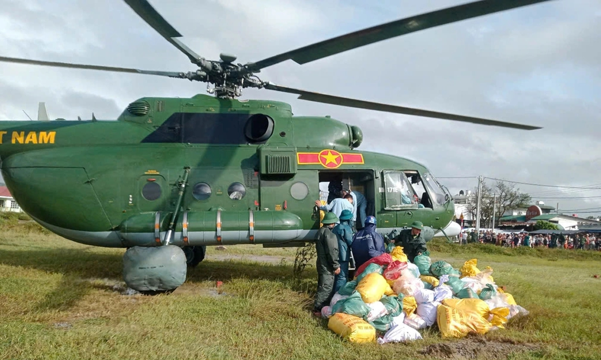 Trực thăng quân đội hỗ trợ vùng bị cô lập sáng 23/11. (Ảnh: Lê Tâm)